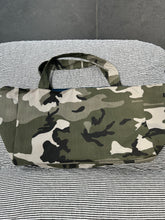 Indlæs billede til gallerivisning Stor shopper i army look med blåt foer og inderlomme.
