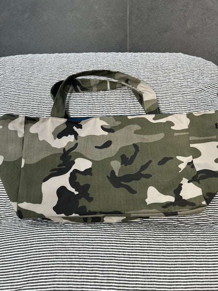 Stor shopper i army look med blåt foer og inderlomme.