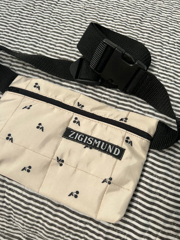 Bæltetaske/crossbody taske med skønne kirsebær.