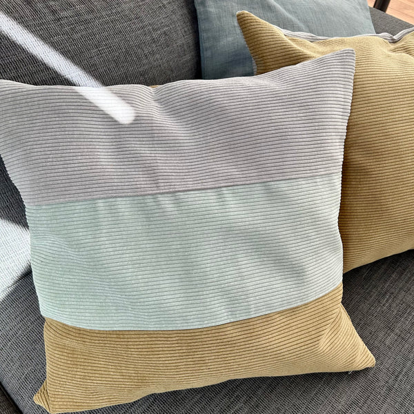 Pudebetræk i støvet oliven, mørk kit og lys salvie. Med Dusty olive som bagside.