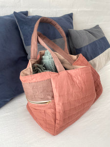 Mørk Rosa shopper i quilt med lille lomme.