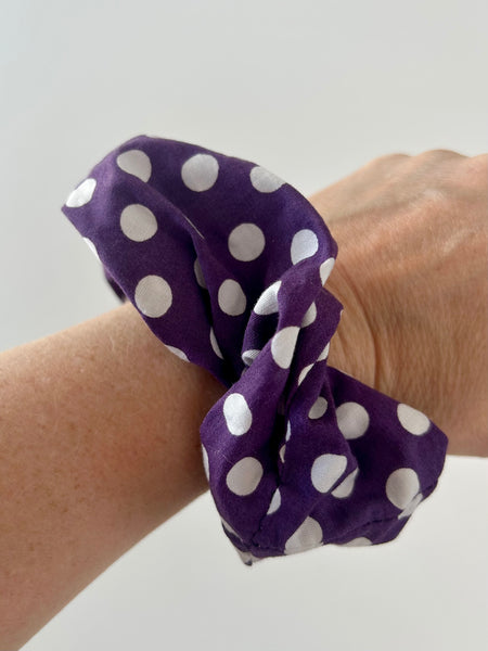 Storprikket scrunchie i bomuld.