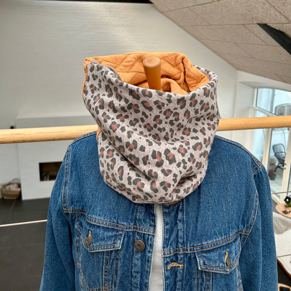 Unika halsedisse med cognac farvet stof og lammeskind.