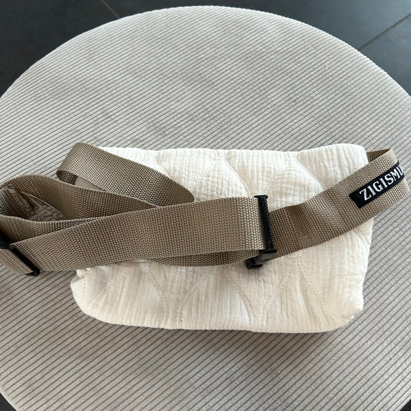 Bæltetaske/crossbody i råhvid quilt med lys rem.