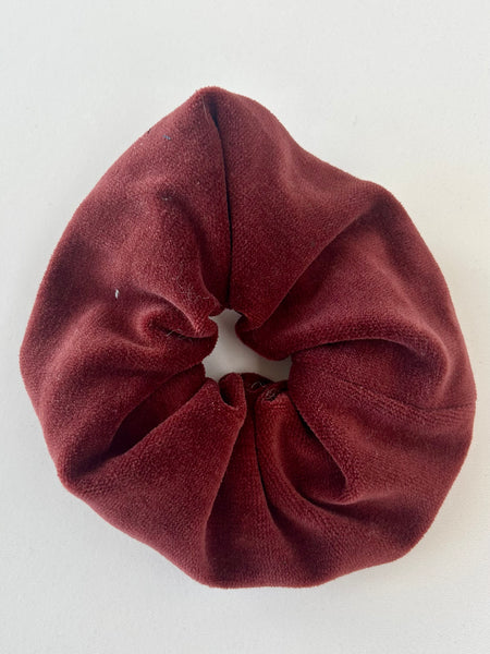 Bourdeaux scrunchie i velour.