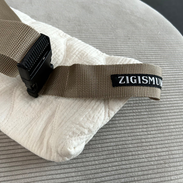 Bæltetaske/crossbody i råhvid quilt med lys rem.