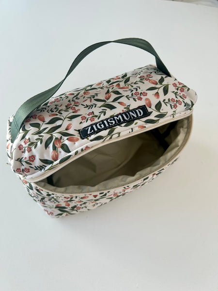 Lækker og rummelig toilettaske med skønne blomster.