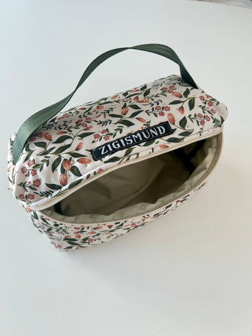 Lækker og rummelig toilettaske med skønne blomster.