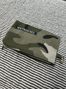 Keyhanger taske i army med army lynlås.