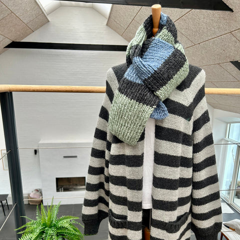 Håndstrikket jumbo tørklæde i blå, grønlig og antracit.