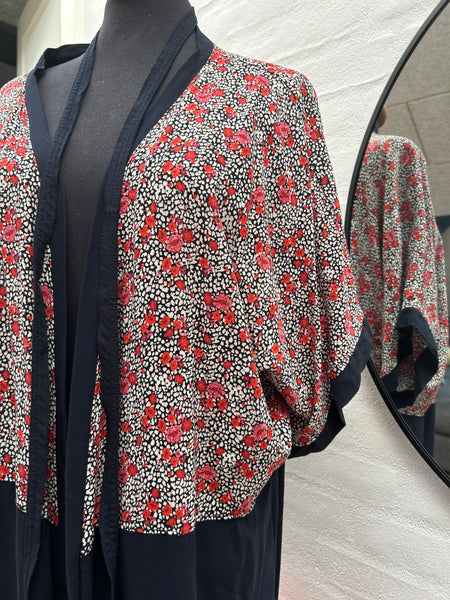 Kimono med blomster og smuk rød farve. Str.xs/m