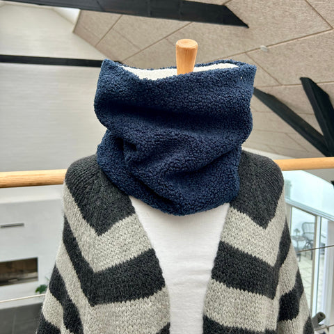 Halsedisse i blåt teddybear med muldvarp fleece og hvidt teddybear