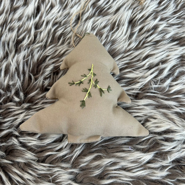 Juletræ ophæng i beige med broderi.