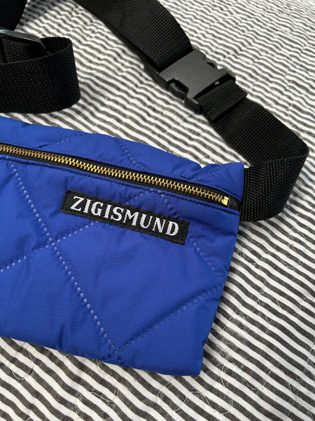 Bæltetaske/rossbody taske i coboltblå quilt.