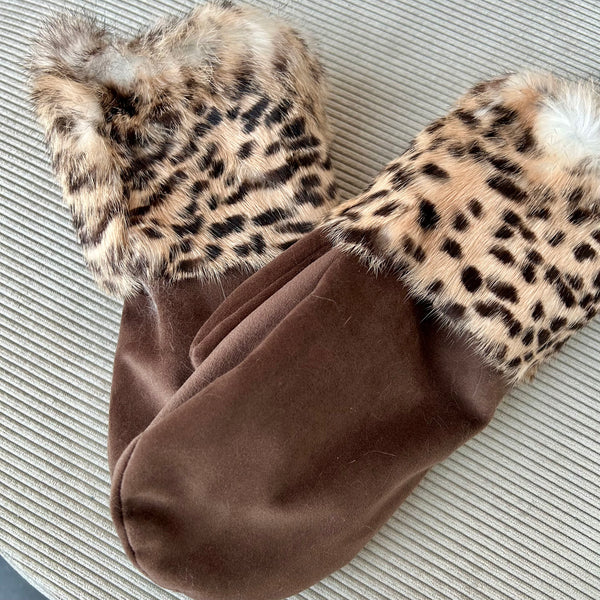 Luffer i brunt velour med kanin pels.