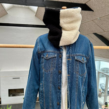 Indlæs billede til gallerivisning Halsedisse i blå, sort og råhvid teddybear med mint fleece.
