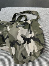 Indlæs billede til gallerivisning Shopper i armyfarver og med lomme indeni.
