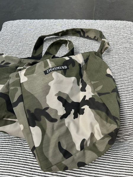 Shopper i armyfarver og med lomme indeni.