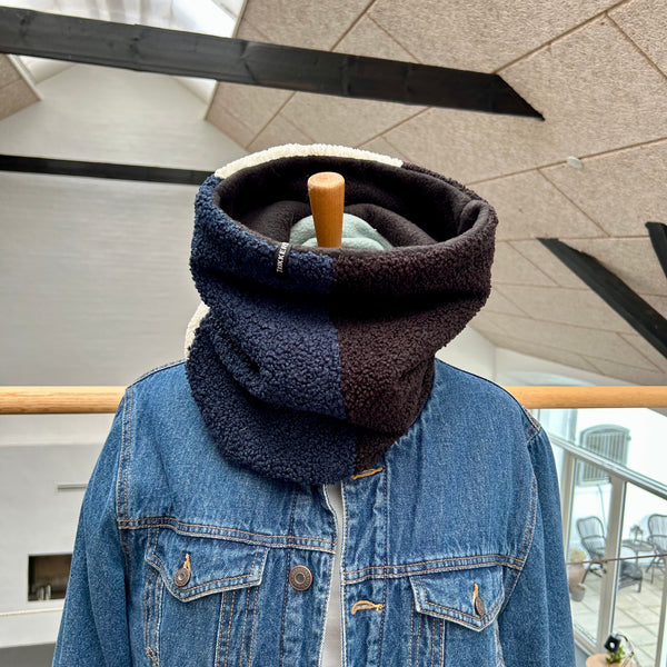 Halsedisse i sort, blå og råhvid teddybear med sort fleece