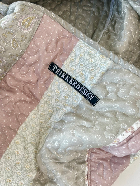 Shopper i quiltet stof lavet ud af et sengetæppe.