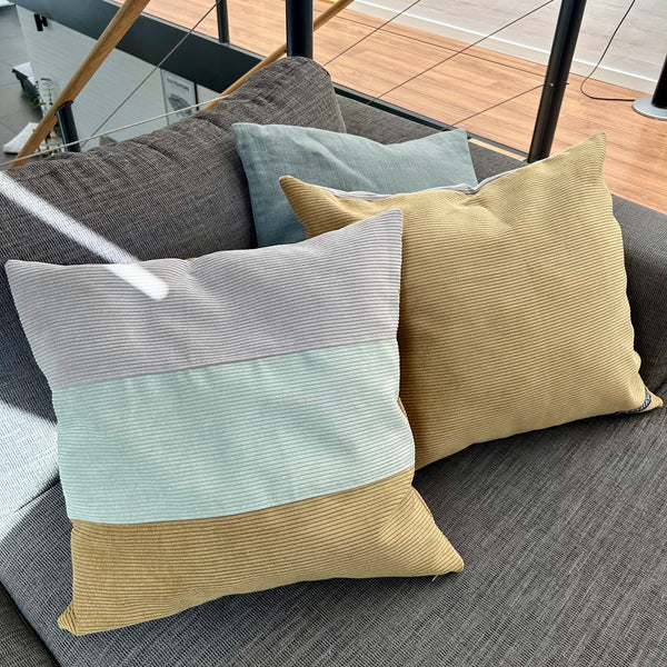 Pudebetræk i støvet oliven, mørk kit og lys salvie. Med Dusty olive som bagside.