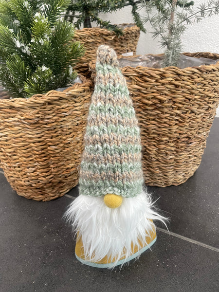 ❤️Håndlavet “Gnom” i gult velour og med hjemmestrikket hue.