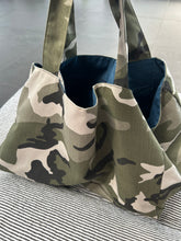 Indlæs billede til gallerivisning Stor shopper i army look med blåt foer og inderlomme.
