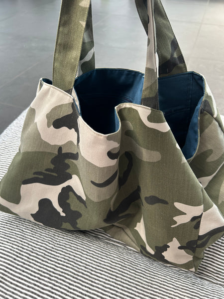 Stor shopper i army look med blåt foer og inderlomme.