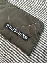 Indlæs billede til gallerivisning Keyhanger taske i armygrøn quilt.
