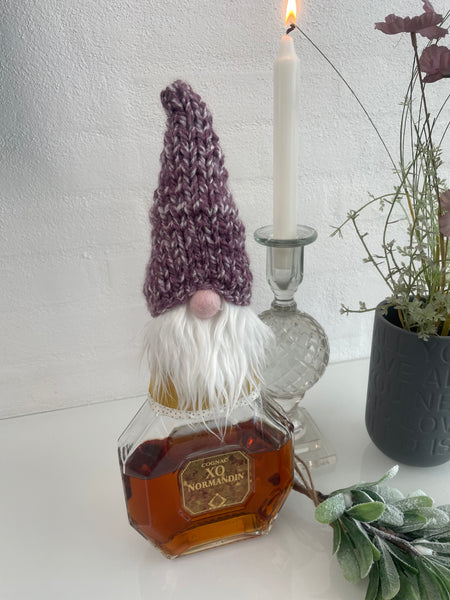 ❤️Håndlavet “Gnom” i karry velour og hjemmestrikket lilla hue.