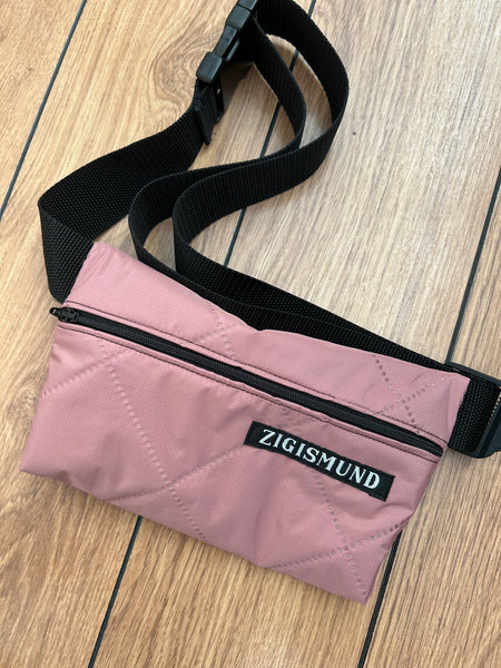 Crossbody/bæltetaske i rosa quilt.