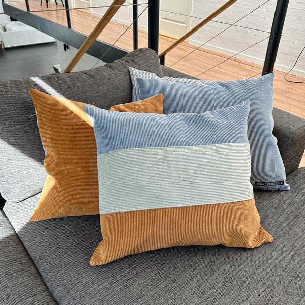 Pudebetræk i lys salvie, gylden brun og pastel blå. Bagsiden er gylden brun.