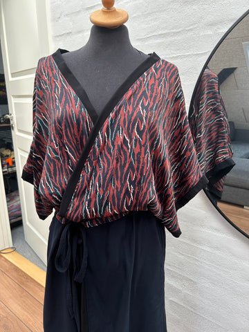 Kimono i digital printet stof og med mørkeblå viscose str.m/l