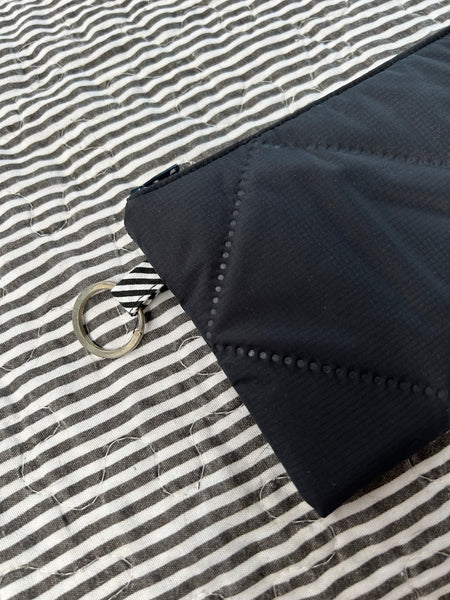 Keyhanger taske i mørkegrå quilt.