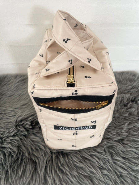 Makeup/toilettaske i smuk quilt med kirsebær