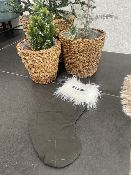 Stor julesok i army quilt med fake fur.