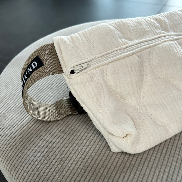 Bæltetaske/crossbody i råhvid quilt med lys rem.