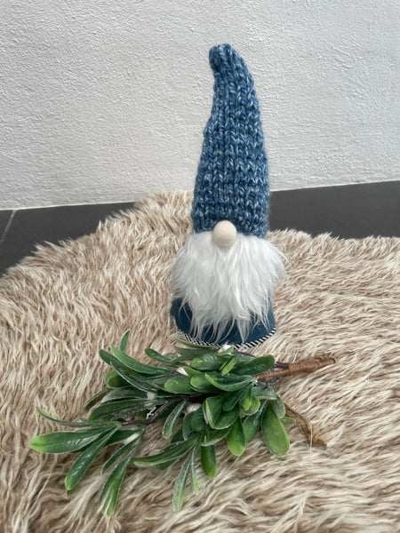 ❤️Håndlavet “Gnom” i blå velour og med hjemmestrikket hue.