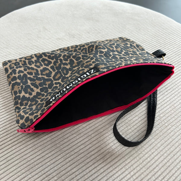 Clutch/toilettaske i leopard.