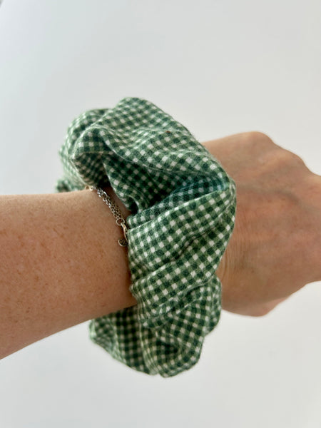 Stor Scrunchie i grøn og råhvid blødt stof.