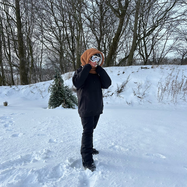 Brunlig Balaclava i Teddy med hvidt fleece.