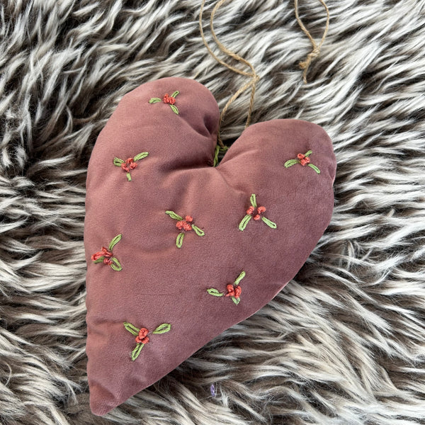 Rosa julehjerte med broderi.
