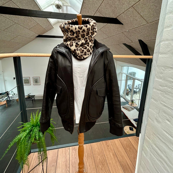 Halsedisse i Leo teddybear og sort fleece