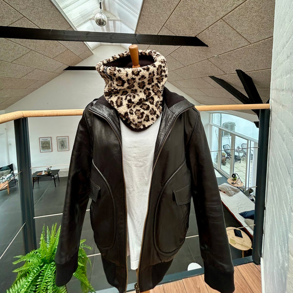 Halsedisse i Leo teddybear og sort fleece