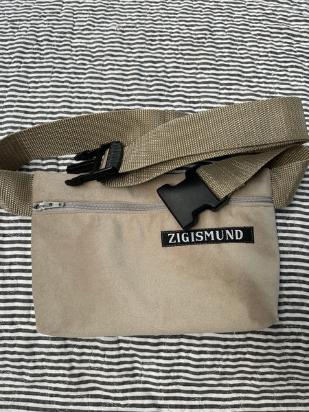 Bæltetaske/crossbody taske i fake velour.