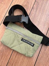 Indlæs billede til gallerivisning Crossbody/bæltetaske i grønlig quilt.
