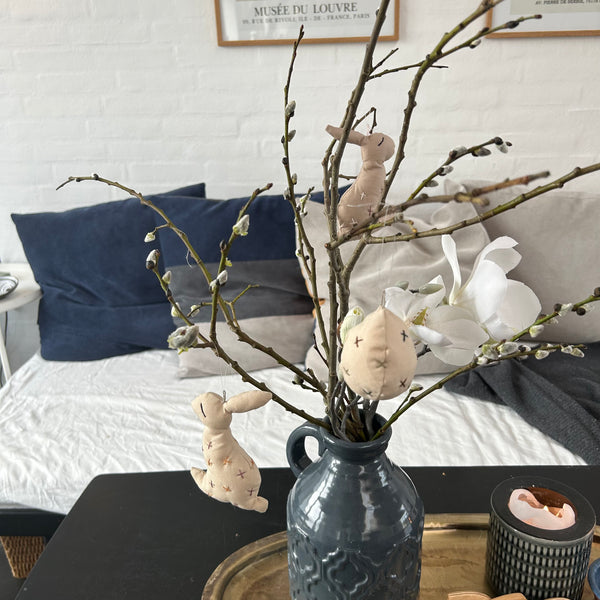 Æg med broderede detaljer.