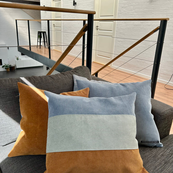 Pudebetræk i lys salvie, gylden brun og pastel blå. Bagsiden er gylden brun.