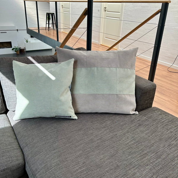 Stort pudebetræk i lys salvie og mørk kit. Lys salvie på bagsiden.