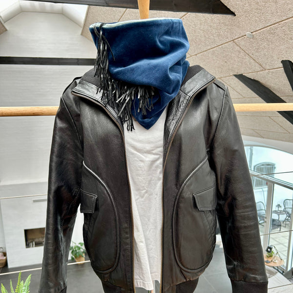 Unika halsedisse med velour og kalveskindsfrynser.